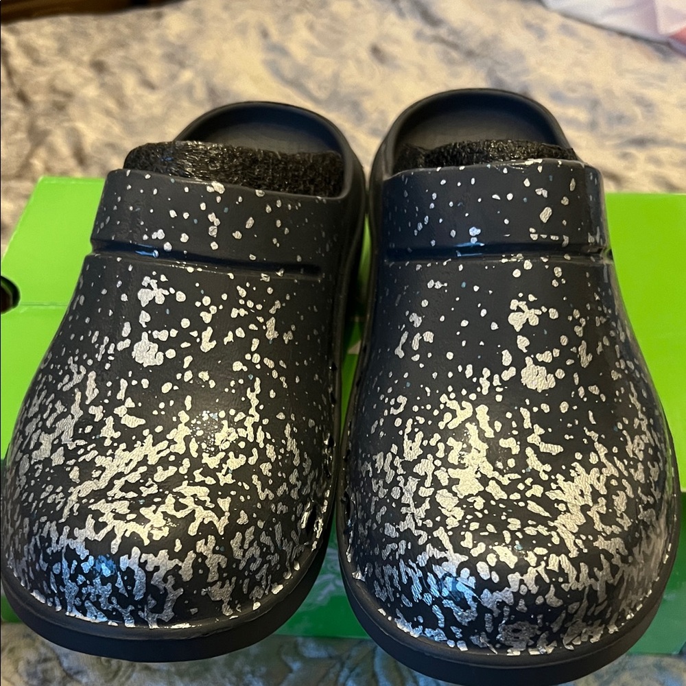 OOFOS Kids Slippers in Charcoal and Metallic